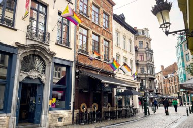 Brüksel 'deki bir binada farklı LGBT bayrakları asılı