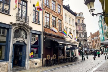 Brüksel 'deki bir binada farklı LGBT bayrakları asılı
