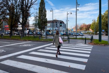 Brüksel 'de yoldan geçen bir kadın