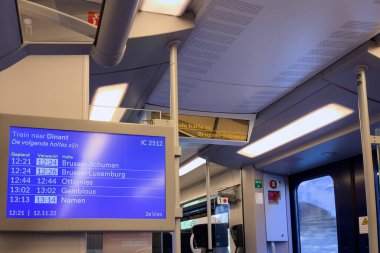 LCD monitörü Belçika 'da hareket halindeki bir tren içinde varış noktalarını ve zaman çizelgesini gösteriyor