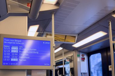 LCD monitörü Belçika 'da hareket halindeki bir tren içinde varış noktalarını ve zaman çizelgesini gösteriyor