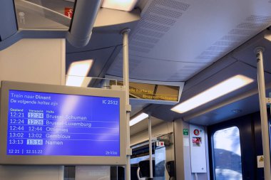 LCD monitörü Belçika 'da hareket halindeki bir tren içinde varış noktalarını ve zaman çizelgesini gösteriyor