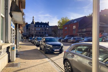 Belçika, Dinant 'ta yol kenarına park edilmiş bir sürü araba var.