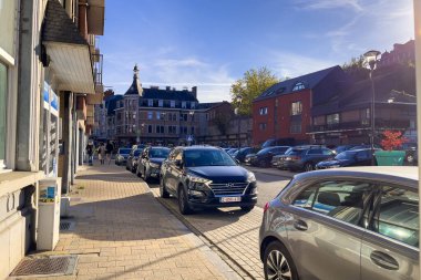 Belçika, Dinant 'ta yol kenarına park edilmiş bir sürü araba var.