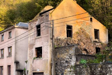 Dinant, Belçika 'da terk edilmiş bir binanın dış cephesi. 