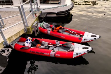 Belçika 'nın Dinant kentindeki Meuse nehrinin kıyısına yanaşmış iki kırmızı şişme tekne.