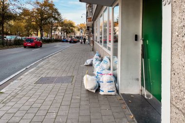 Brüksel 'de sokakta bir yığın plastik çöp torbası