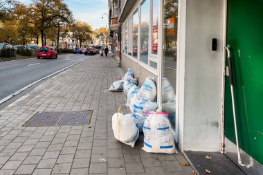 Brüksel 'de sokakta bir yığın plastik çöp torbası