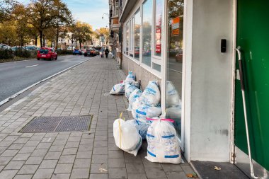 Brüksel 'de sokakta bir yığın plastik çöp torbası