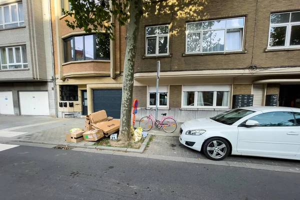 Hromada Odpadků Chodníku Bruselu — Stock fotografie