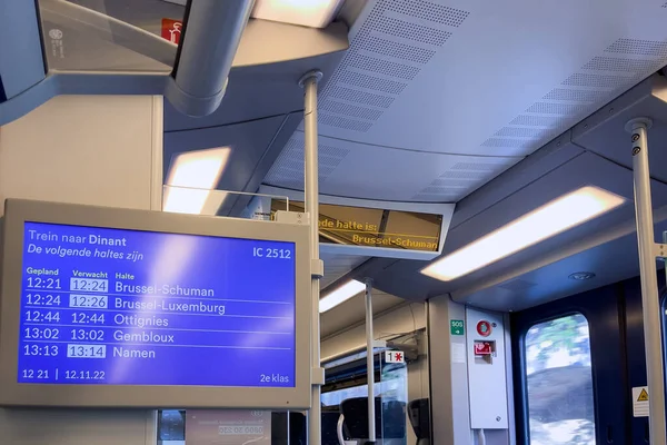 Lcd Monitor Met Reistijden Een Rijdende Trein België — Stockfoto