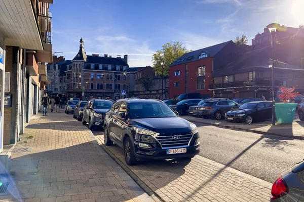 ベルギーのディナンの道端に車がたくさん停まっていた — ストック写真