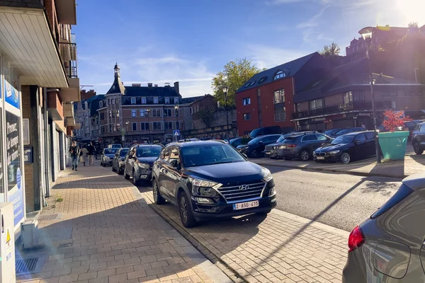ベルギーのディナンの道端に車がたくさん停まっていた — ストック写真