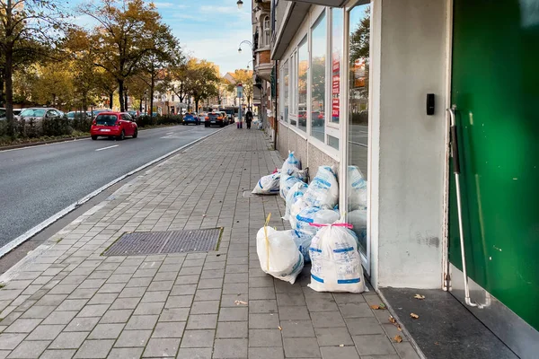 Brüksel 'de sokakta bir yığın plastik çöp torbası