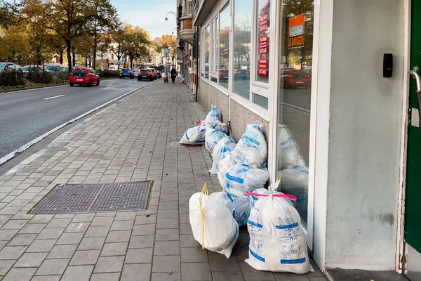 Brüksel 'de sokakta bir yığın plastik çöp torbası