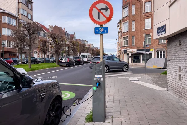 Brüksel 'de yol kenarında park halindeyken şarj olan elektrikli bir araba.