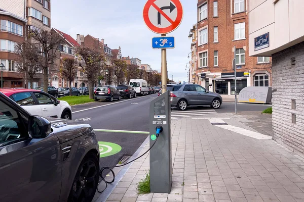 Egy Elektromos Autó Tölti Fel Akkumulátorát Miközben Szélén Parkol Brüsszelben — Stock Fotó