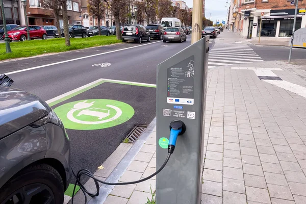 Samochód Elektryczny Ładujący Akumulator Zaparkowany Poboczu Drogi Brukseli — Zdjęcie stockowe