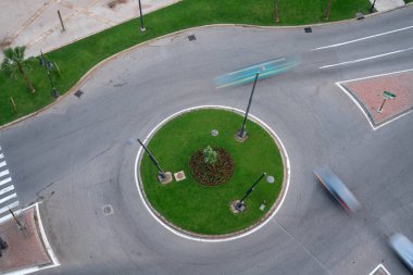 Bir kavşağın etrafında dönen arabaların hareket bulanıklığı