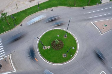 Bir kavşağın etrafında dönen arabaların hareket bulanıklığı