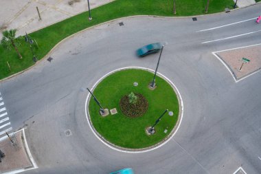 Bir kavşağın etrafında dönen arabaların hareket bulanıklığı