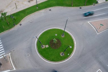 Bir kavşağın etrafında dönen arabaların hareket bulanıklığı