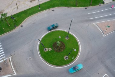 Bir kavşağın etrafında dönen arabaların hareket bulanıklığı