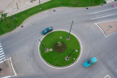 Bir kavşağın etrafında dönen arabaların hareket bulanıklığı