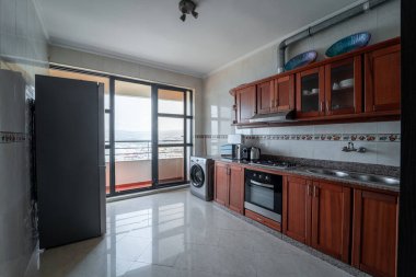 Gerekli aletlerle donatılmış klasik mutfak.