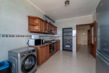 Gerekli aletlerle donatılmış klasik mutfak.