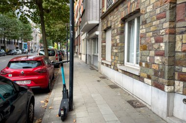 Brüksel 'de kaldırıma park etmiş bir motosiklet.