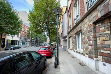 Brüksel 'de kaldırıma park etmiş bir motosiklet.