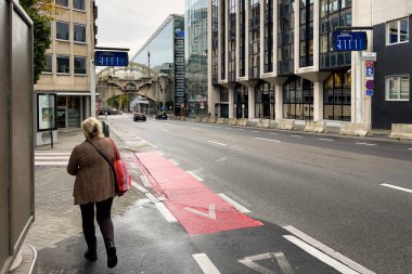 Brüksel 'de kaldırımda yürüyen bir kadın
