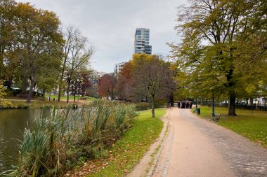 Brüksel 'deki Leopold parkında bir gölet