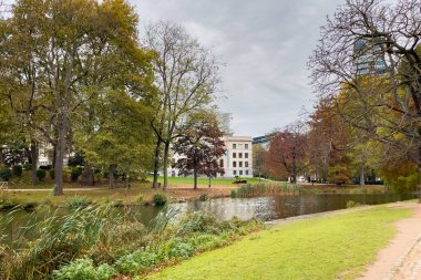 Brüksel 'deki Leopold parkında bir gölet