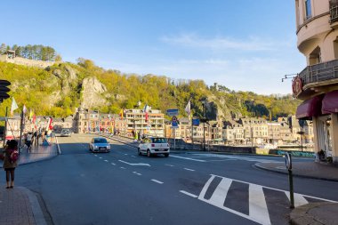 Belçika, Dinant 'ta Charles de Gaulle köprüsünden geçen arabalar.