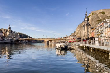 Tur teknesi Belçika 'nın Dinant kentindeki nehir kıyısına yanaşmış.