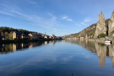 Rocher Bayard 'ın Belçika' nın Dinant kentindeki Meuse nehri üzerindeki yansıması.