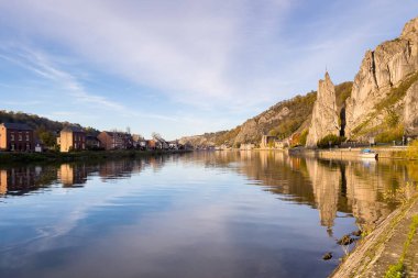 Rocher Bayard 'ın Belçika' nın Dinant kentindeki Meuse nehri üzerindeki yansıması.