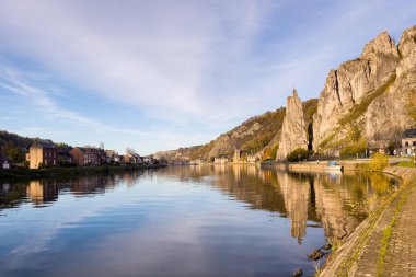 Rocher Bayard 'ın Belçika' nın Dinant kentindeki Meuse nehri üzerindeki yansıması.