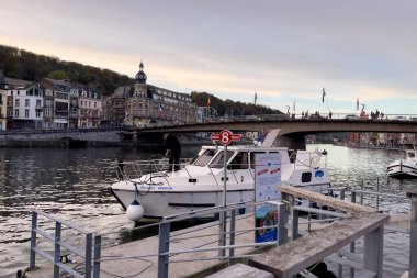 Tur teknesi Belçika 'nın Dinant kentindeki nehir kıyısına yanaşmış.