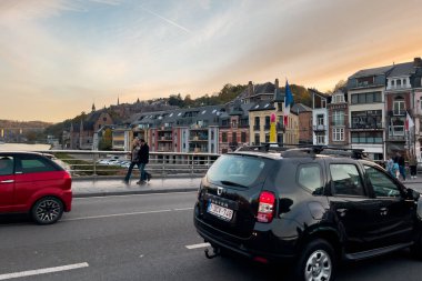 Belçika, Dinant 'ta Charles de Gaulle köprüsünden geçen arabalar.