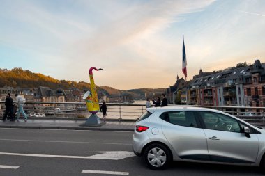 Belçika, Dinant 'ta Charles de Gaulle köprüsünden geçen arabalar.