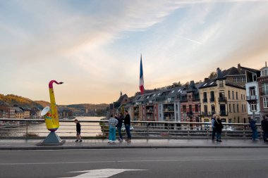 Belçika, Dinant 'ta Charles de Gaulle köprüsünden geçen arabalar.