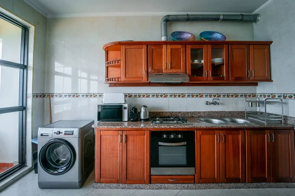 stock image Classic kitchen fully equipped with the necessary appliances