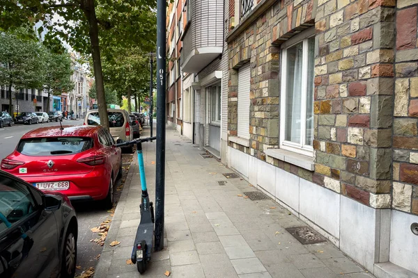 Brüksel 'de kaldırıma park etmiş bir motosiklet.