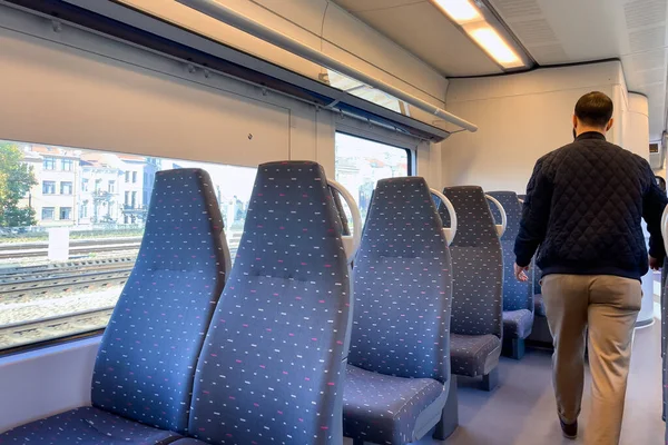 Muž Kráčející Prázdném Vlaku Belgii — Stock fotografie