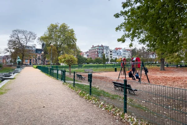 Jungengruppe Genießt Ihre Freizeit Auf Dem Spielplatz Ambiorix Platz Brüssel — Stockfoto