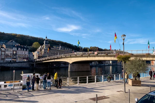 Люди Висять Біля Мосту Шарля Голля Дінанті — стокове фото