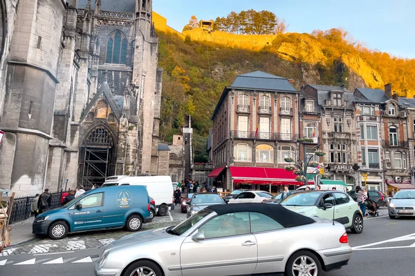Voitures Conduisant Sur Route Proximité Église Notre Dame Dinant Belgique — Photo